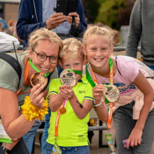 Lachende kinderen met hun medaille